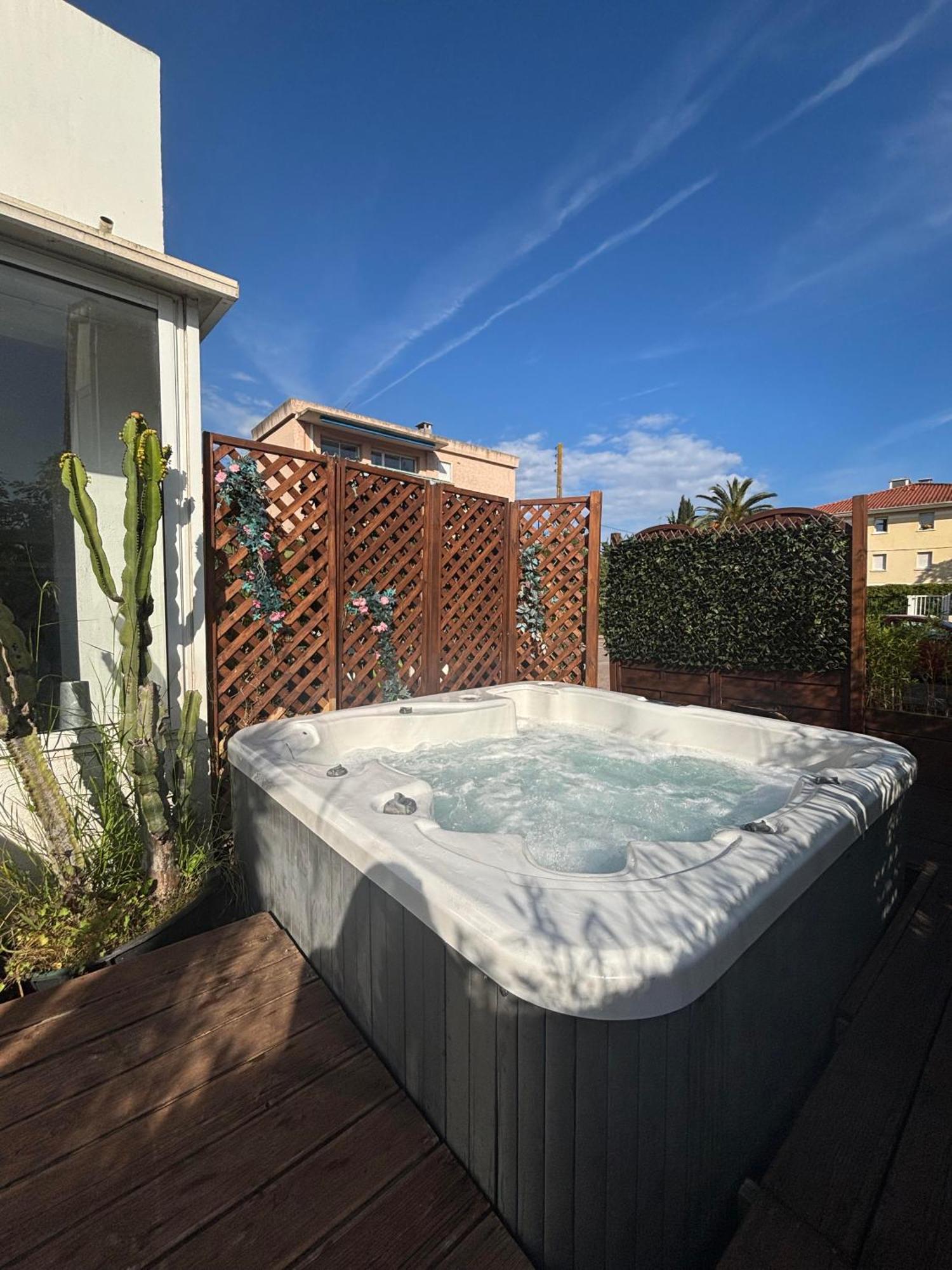 Hotel Sable Et Soleil - Port, Plage Et Jacuzzi Prive Fréjus Eksteriør billede
