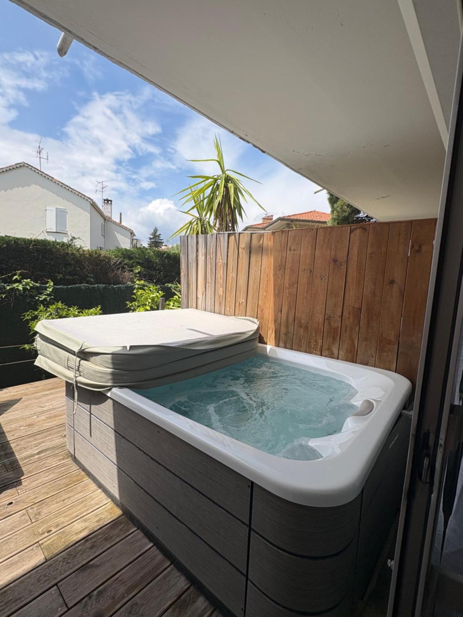 Hotel Sable Et Soleil - Port, Plage Et Jacuzzi Prive Fréjus Eksteriør billede