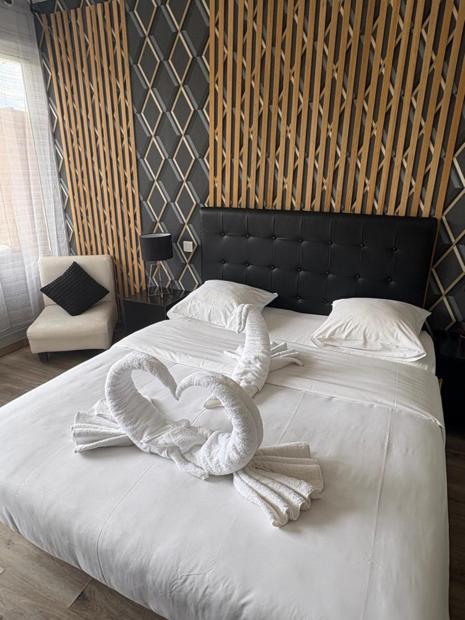 Hotel Sable Et Soleil - Port, Plage Et Jacuzzi Prive Fréjus Eksteriør billede
